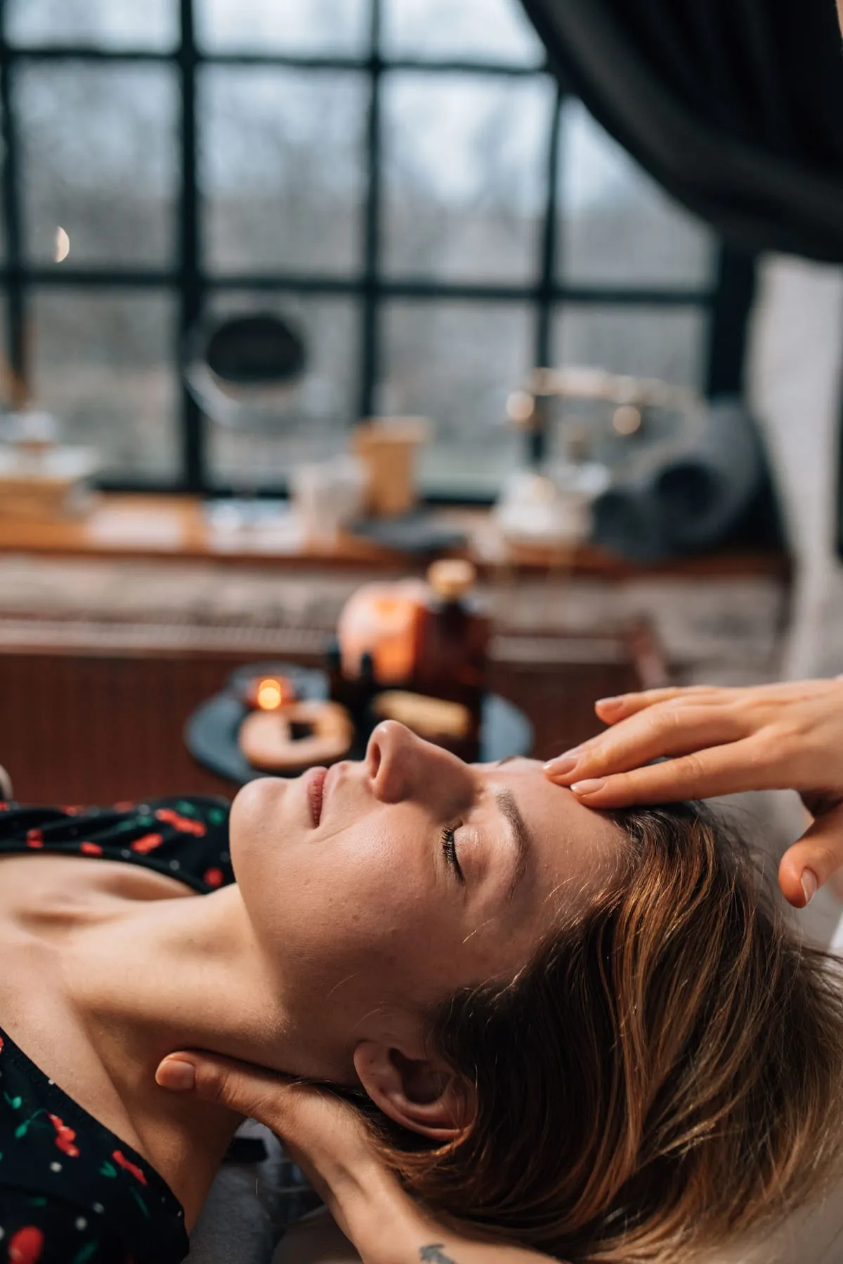 Persona relaxada amb els ulls tancats mentre rep una sessió de reiki